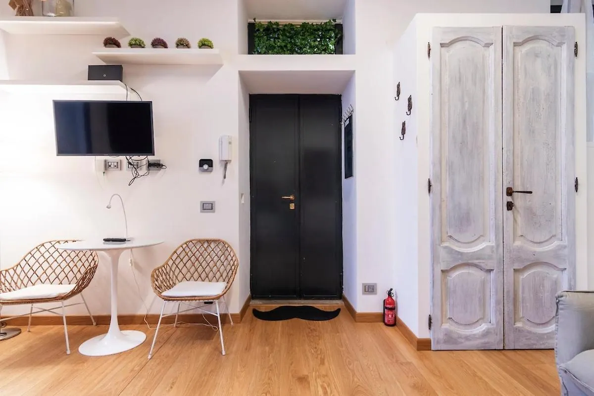 Apartment La Maison D'Artiste In Brera Milan