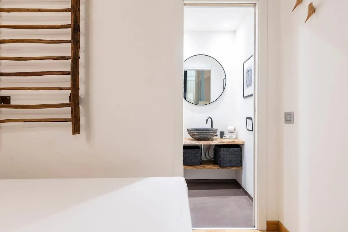 Apartment La Maison D'Artiste In Brera Milan